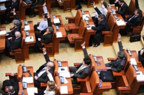 Chiuariu: Parlamentarii care părăsesc partidul să-şi piardă mandatul